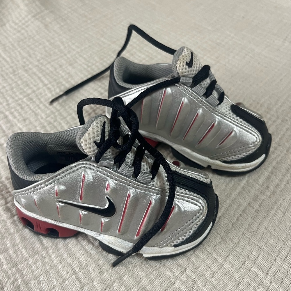 Nike Kids Silver and Black Sneakers with Red Accents. Size 4C